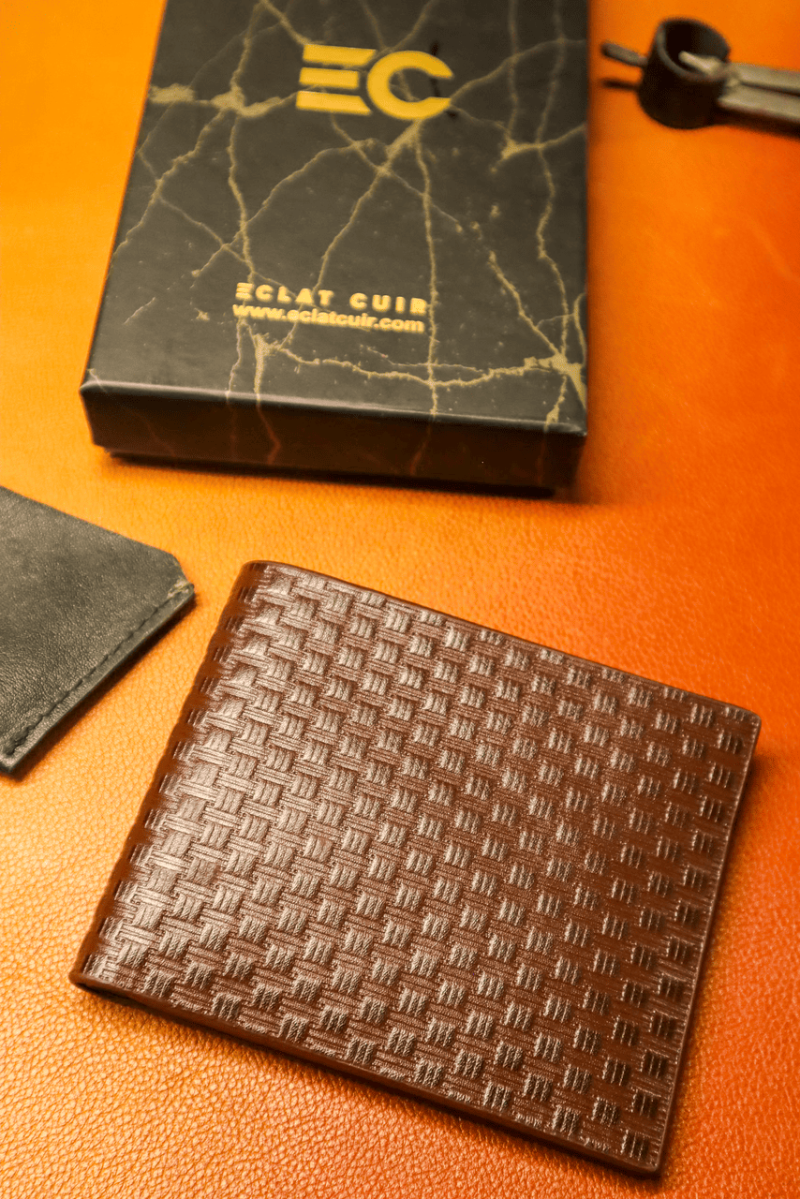 Eclat Cuir embossed basket pattern minimalist bifold wallet in tan vegetable-tanned leather with 6 card slots and 2 cash chambers