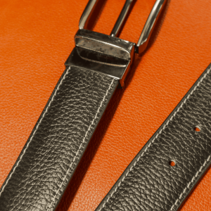 Eclat Cuir dual-part reversible belt made from vegetable-tanned leather, black on one side, tan on the other, with revolving buckle