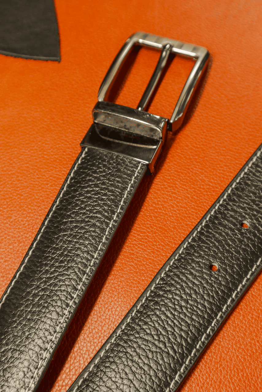 Eclat Cuir dual-part reversible belt made from vegetable-tanned leather, black on one side, tan on the other, with revolving buckle