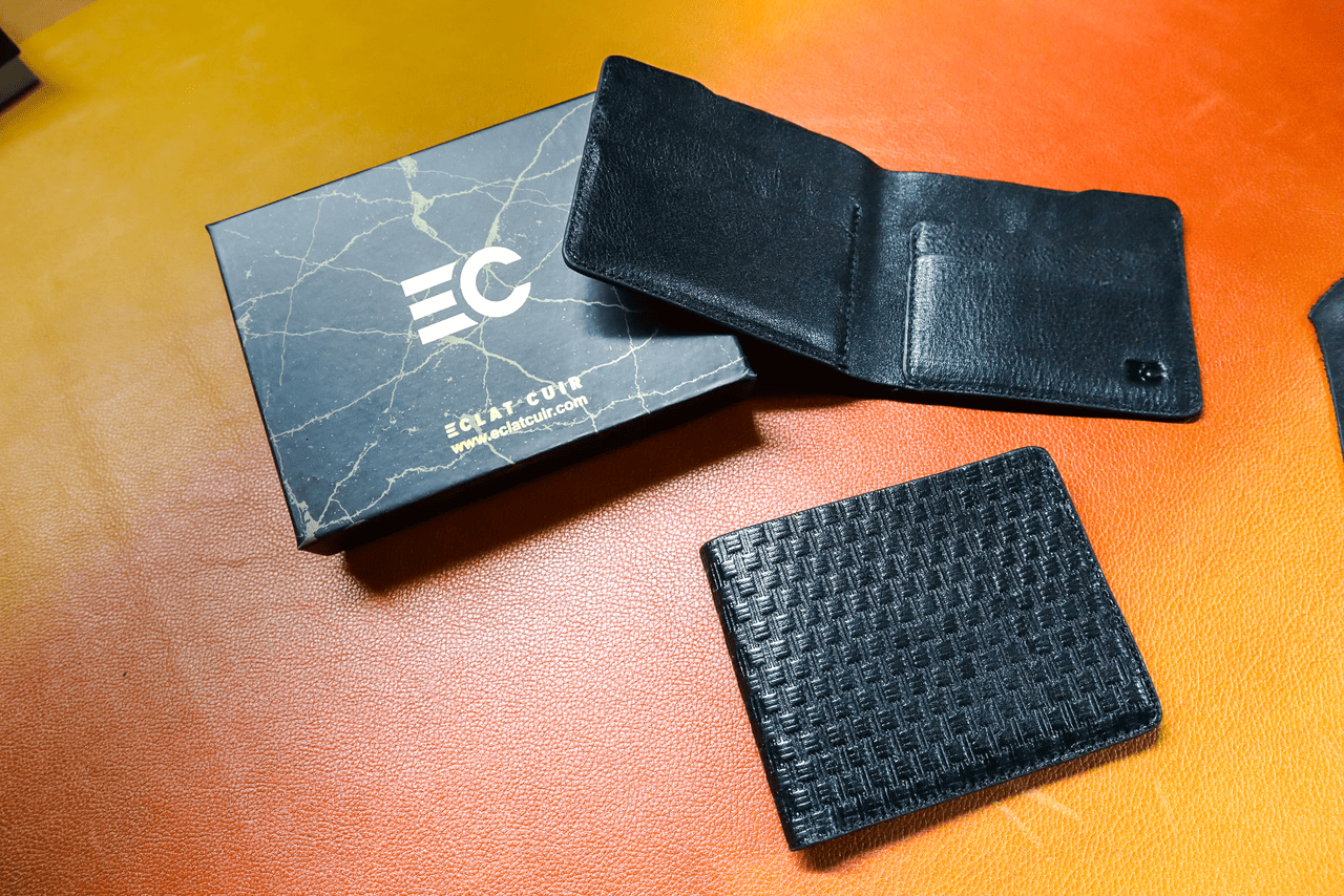 Eclat Cuir embossed basket pattern minimalist bifold wallet in black vegetable-tanned leather with 4 card slots and 1 cash chamber